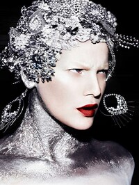 Metallic Body Paint Captures Image 2