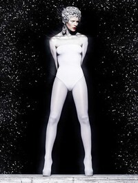 Metallic Body Paint Captures Image 4