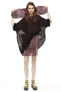 Feminine Skater-Inspired Fashion Image 3