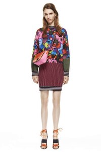 Feminine Skater-Inspired Fashion Image 6