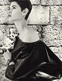 Elegant Aristocratic Eveningwear Image 5