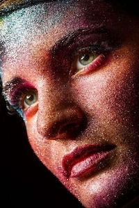 Gorgeously Glittering Captures Image 2