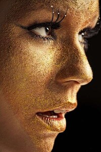 Gorgeously Glittering Captures Image 3