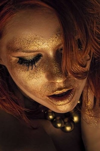 Gorgeously Glittering Captures Image 4