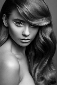 Alabaster Cat-Eye Beauty Looks Image 2
