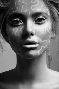 Alabaster Cat-Eye Beauty Looks Image 3