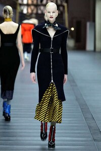 Velvety Patterned Fashion Image 5