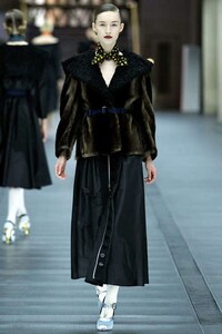Velvety Patterned Fashion Image 8