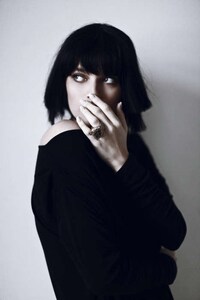 Elegant Cleopatra Beauty Captures Image 5