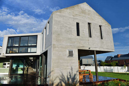 37 Sleek Farmhouse Structures