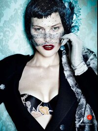 Dazzlingly Poised Diva Editorials Image 4