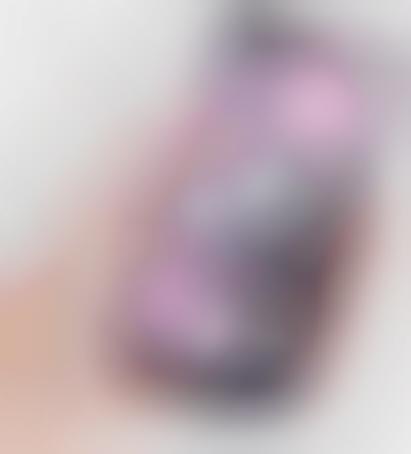 Eyeshadow-Adorned Smartphones