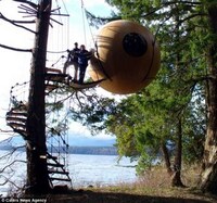 Suspended Spherical Hotels Image 3