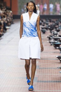 Electrifying Coastal Fashion Image 3