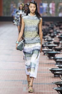 Electrifying Coastal Fashion Image 7