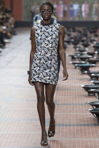 Electrifying Coastal Fashion Image 8