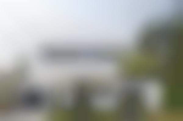 Environment-Contrasting Villas
