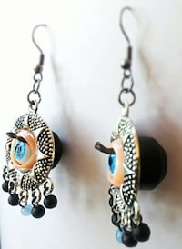 Blinking Eye Earrings Image 2