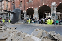 Supersized Submarine Stunts Image 3