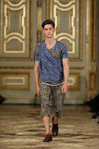 Sculpturally Draped Runways Image 3