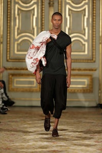Sculpturally Draped Runways Image 5
