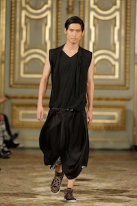 Sculpturally Draped Runways Image 6