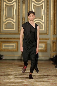 Sculpturally Draped Runways Image 7