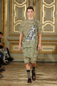 Sculpturally Draped Runways Image 8