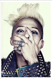 Flamboyant Musician Captures Image 3