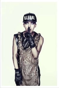 Flamboyant Musician Captures Image 5