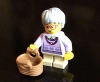 Nostalgic Sitcom Figurines Image 3