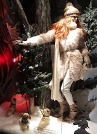 Nostalgic Christmas Window Displays Image 3