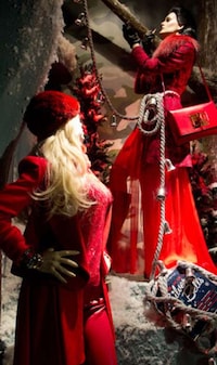 Nostalgic Christmas Window Displays Image 4