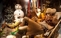 Nostalgic Christmas Window Displays Image 6