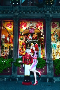 Glitzy Holiday Couture Editorials Image 4