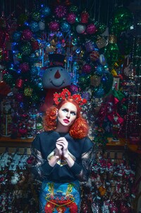 Glitzy Holiday Couture Editorials Image 5