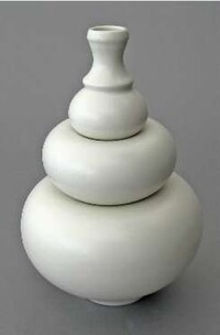 Plump Piled Stem Holders Image 3