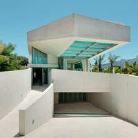 Voyeuristic Swimming Pool Abodes Image 2