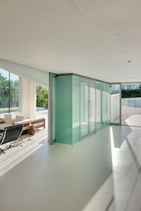 Voyeuristic Swimming Pool Abodes Image 4