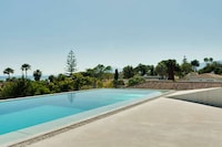 Voyeuristic Swimming Pool Abodes Image 5