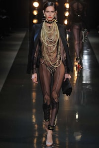 Egyptian-Themed Fashion Shows Image 7