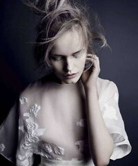 Stylish Statue-Like Editorials Image 5