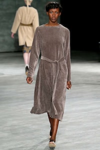 Eastern-Influenced Womenswear Image 3