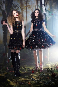 Bewitching Elizabethan Era Lookbooks Image 7