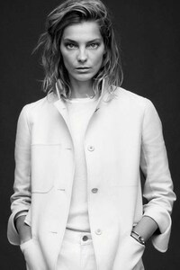 Chic Monochromatic Fashion Image 5