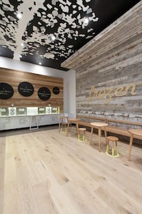 Color-Accented Yoghurt Stores Image 3