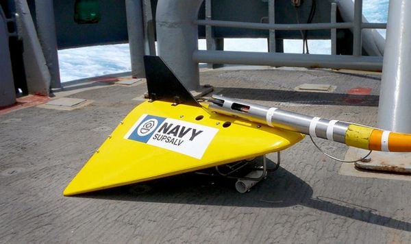 Underwater Device-Tracking Microphones