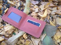 Smartphone-Connected Wallets Image 3