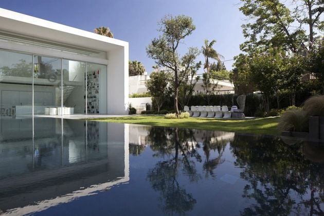Minimalist Sky-Reflecting Homes