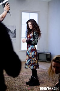 Behind-the-Scenes Songstress Photoshoots Image 4